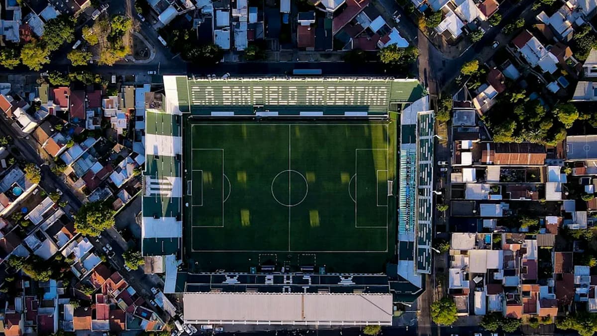 Creó una maqueta del Estadio Florencio Sola.