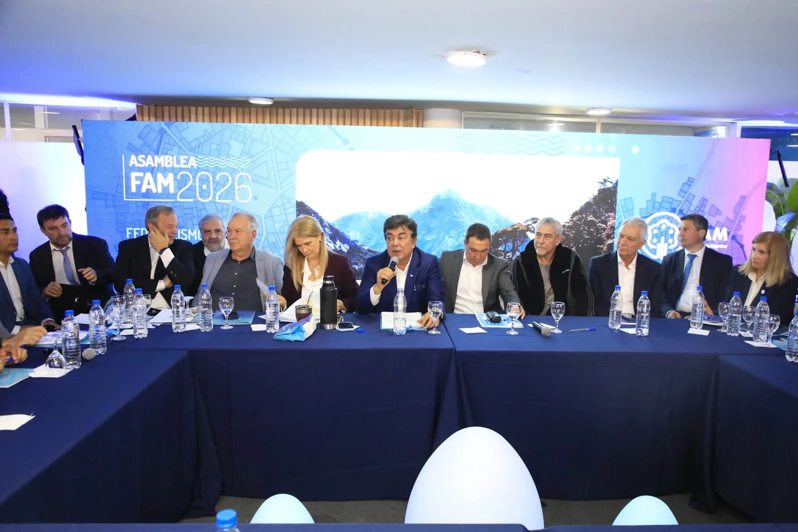 Intendentes reclamaron a Milei un cambio de rumbo económico y la restitución de fondos - imagen de origen