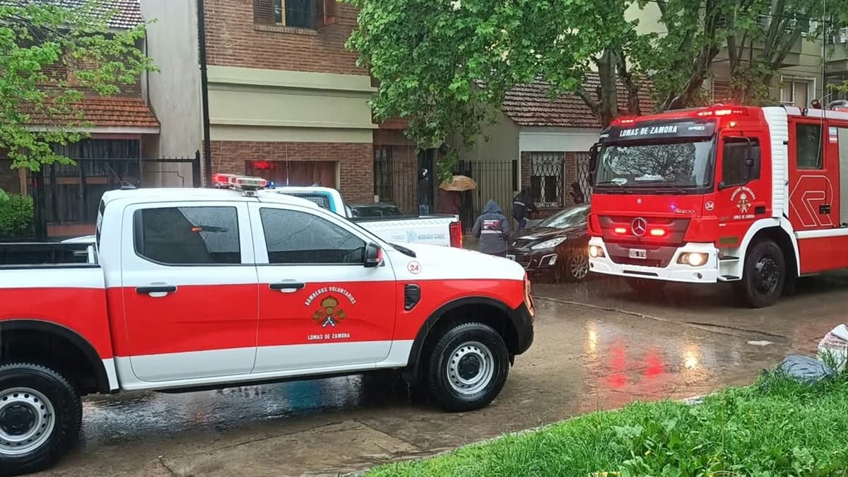 Susto en el centro de Lomas de Zamora: cayó un rayo en una casa y provocó un incendio - imagen de origen