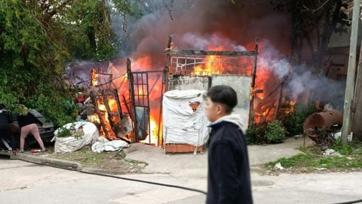 El incendio provocó graves daños en el depósito.
