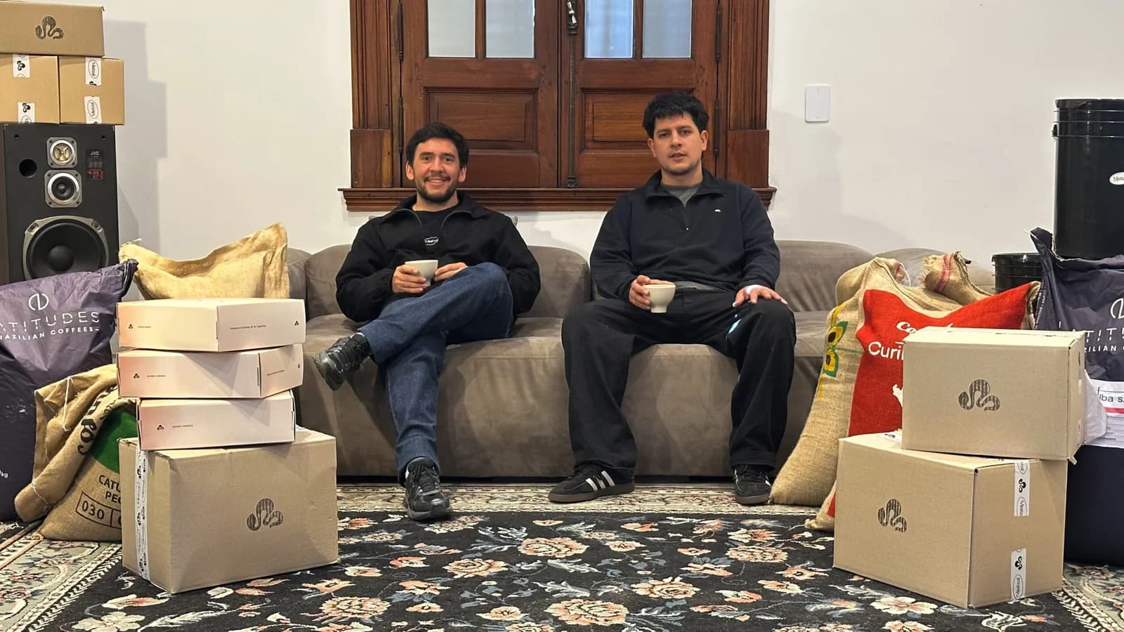 De un departamento en Quilmes a tostar una tonelada de café por mes: la historia de dos ingenieros que apuestan al grano de especialidad - imagen de origen