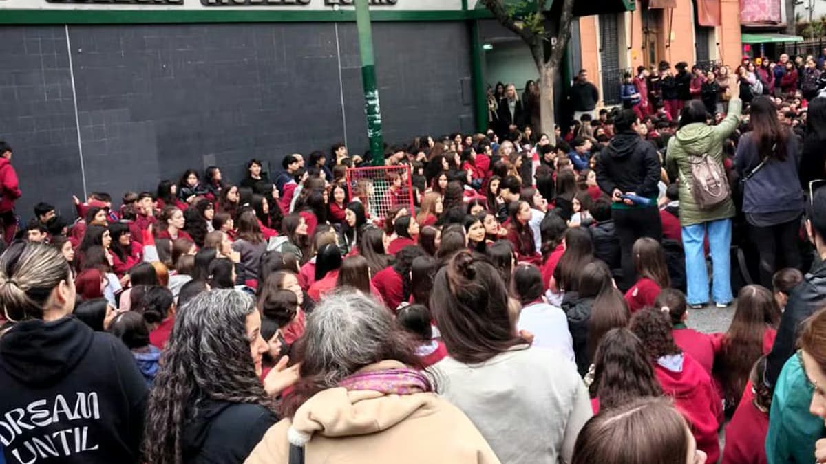 Dos alumnos de 15 años fueron imputados por las imágenes de las estudiantes del Modelo de Lomas - imagen de origen