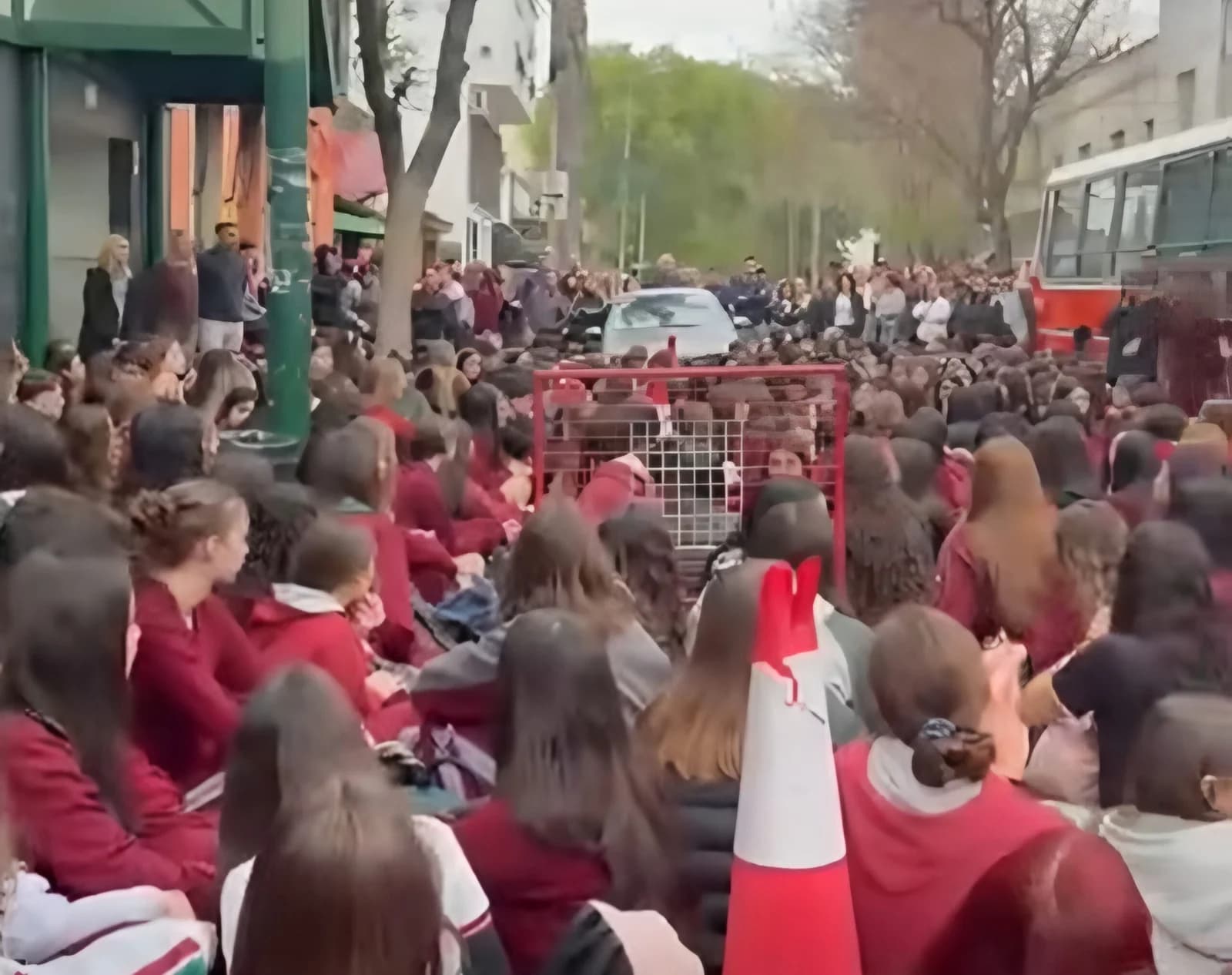 Sentada frente a un colegio: alumnos vendían imágenes manipuladas con IA - imagen de origen