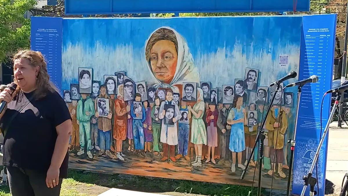 Emotivo homenaje en la Plaza Libertad de Lomas a 46 vecinos desaparecidos - imagen de origen