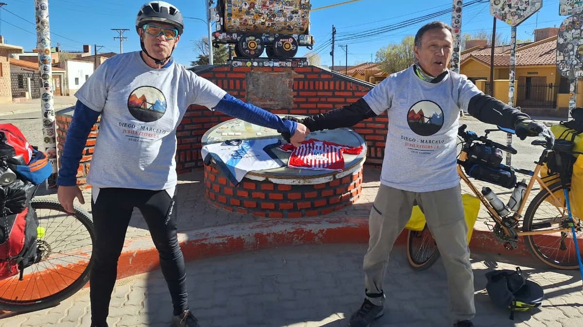Dos lomenses jubilados recorren Argentina en bicicleta: salieron de La Quiaca rumbo a Ushuaia - imagen de origen