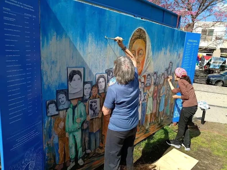 Lomas de Zamora homenajeó a 46 vecinos desaparecidos con un mural en Plaza Libertad - imagen de origen