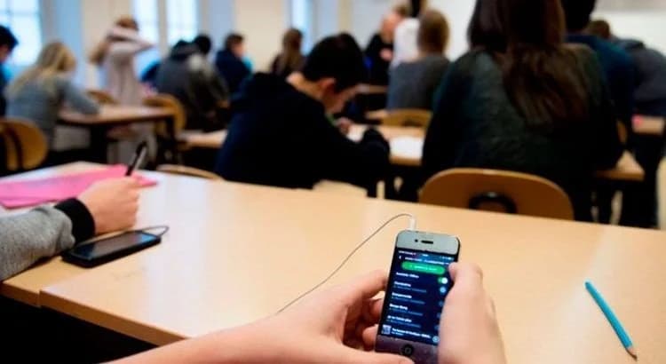 PROVINCIA: PROHIBIDO USAR EL CELULAR EN ESCUELAS - imagen de origen