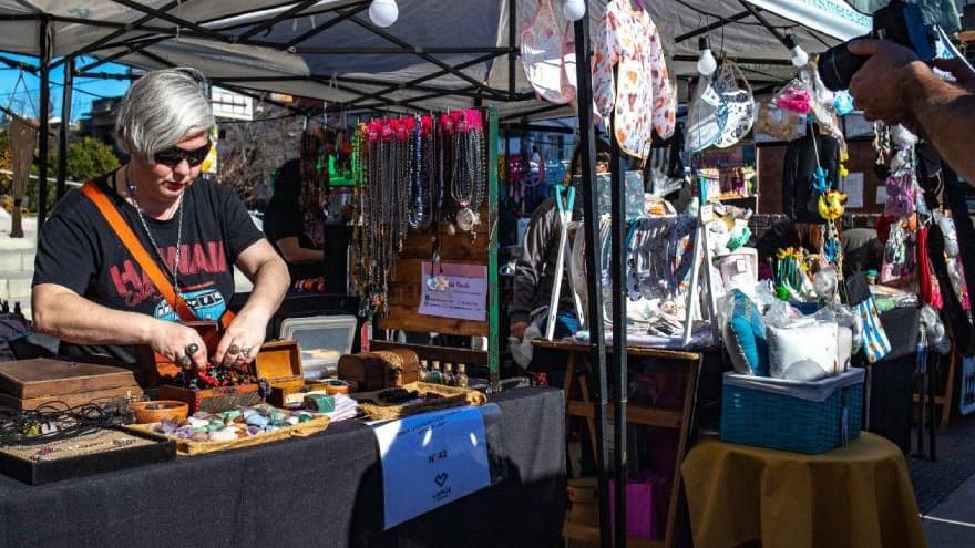 La Feria Hecho en Lanús y Mercados Bonaerenses se instalarán en la plaza Villa Obrera - imagen de origen