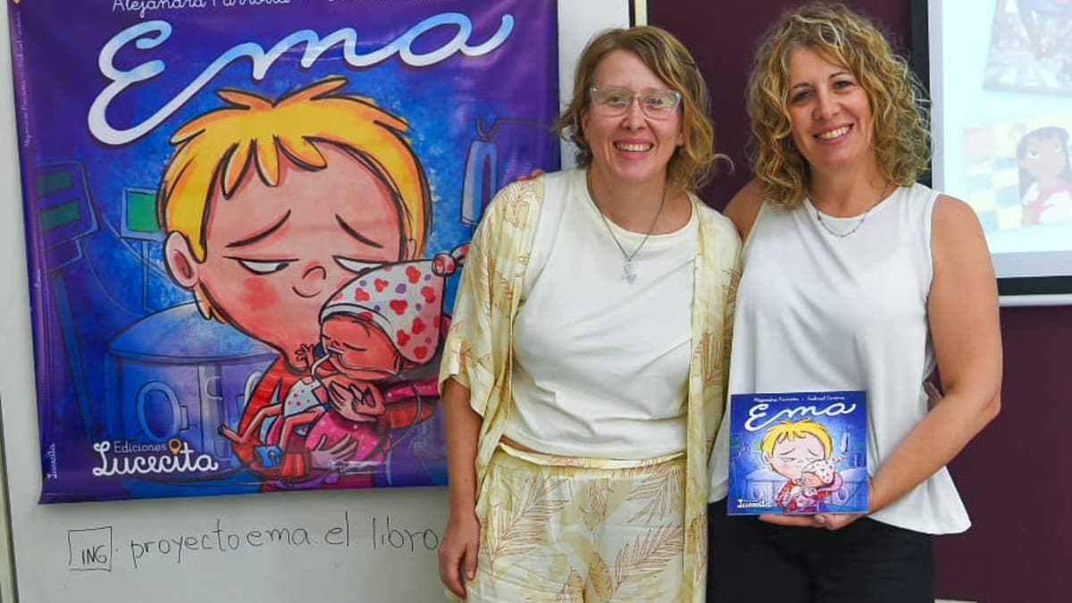 La autora del libro Ema, Alejandra Parrotta junto a la lomense Ivanna Dehollainz, en Lomas.