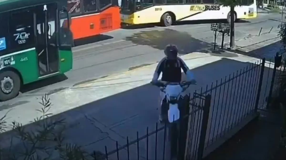 Ingeniero Budge: intentó esquivar a un colectivo y terminó incrustado en una casa - imagen de origen