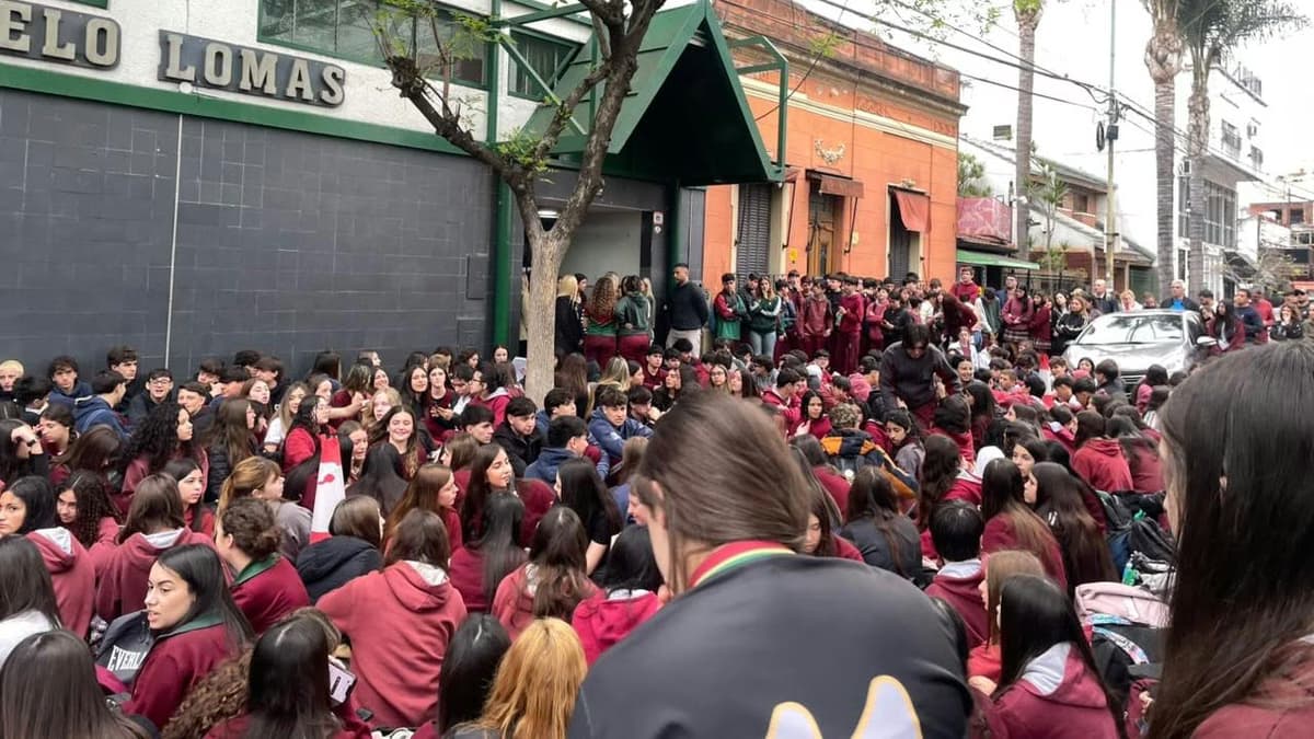 Desnudaron alumnas con IA en el Colegio Modelo Lomas: protesta de padres y chicos - imagen de origen