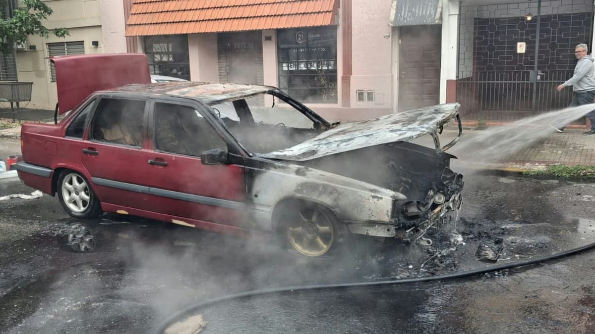 El auto quemado en Banfield quedó muy dañado por el fuego.