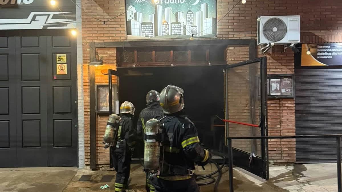 Los Bomberos de Lomas trabajando para combatir el incendio.