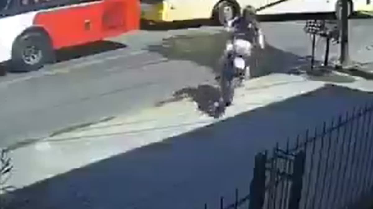 Lomas: motociclista esquivó un colectivo, terminó incrustado en una reja y quedó filmado - imagen de origen