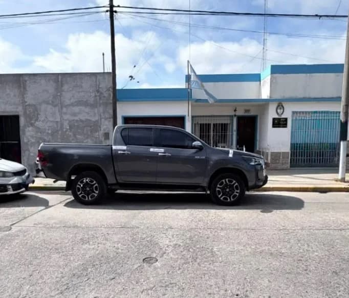 Camioneta robada en Lomas: Toyota Hilux gris recuperada en Olavarría