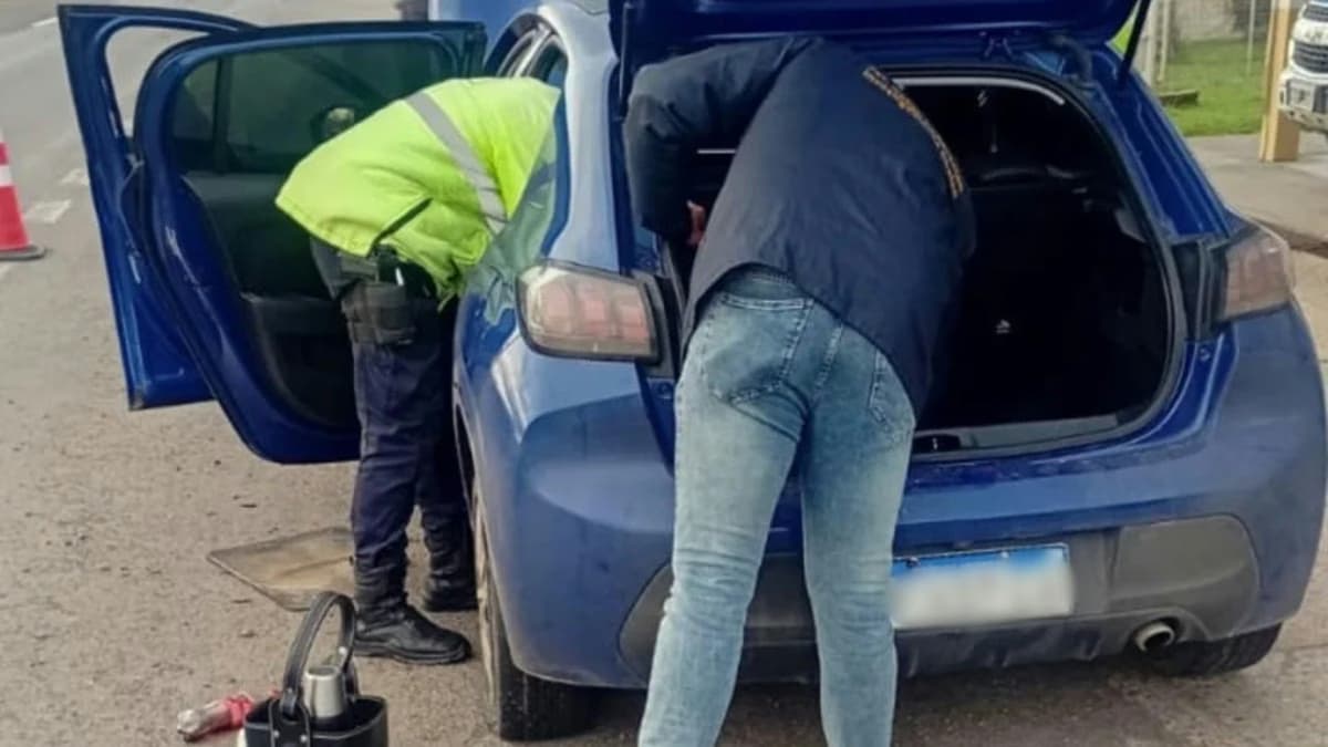 El auto en el que se movilizaban los detenidos.