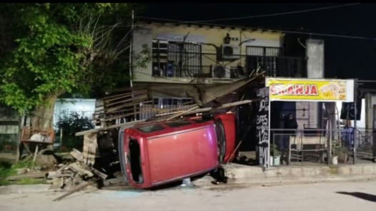 La camioneta estuvo cerca de incrustarse en un negocio.