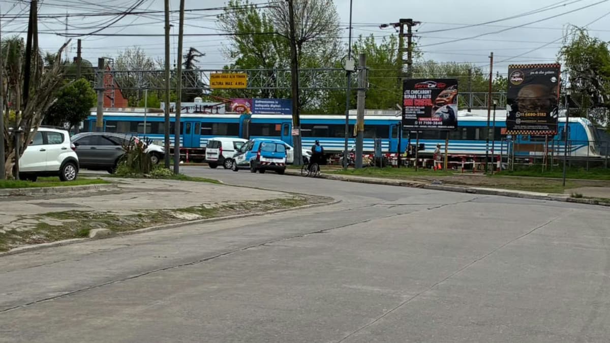 Tren Roca: una formación atropelló a un motociclista en Rafael Calzada y está grave - imagen de origen